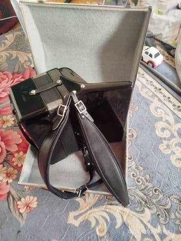 отдам даром пианино: Аккордеон (клавишный), классический черный корпус. Основные — 2