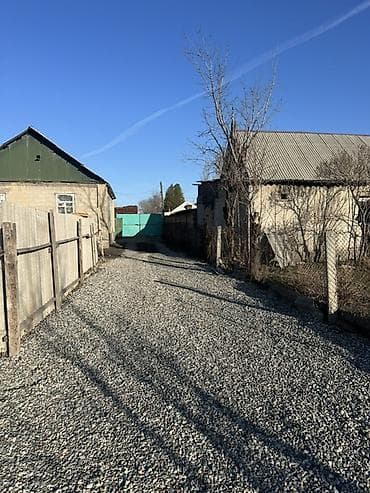 ищю дом в токмоке: Продаётся жилой дом с хозпостройками и просторным двором. Находится в — 4