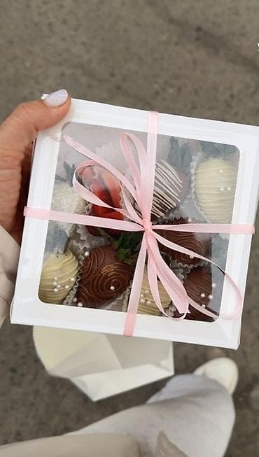 букеты из зефира: Набор клубники в шоколаде в подарочной коробке. - Ассорти ягод — 1