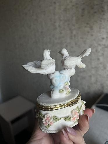 одноразовая посуда для торта: Шкатулки новые керамика по 500 сом Фигурка влюбленные керамика 200 с — 2