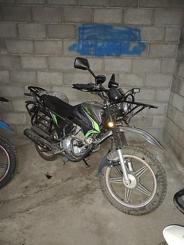 ендура мото: Мотоцикл в бело-зеленой расцветке с динамичным дизайном. Оснащен — 6