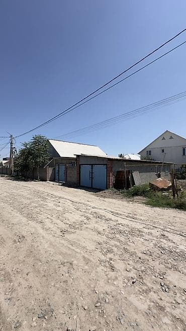 Продажа домов: Дом с участком - Кирпичный дом с двускатной крышей, фасад огражден — 2