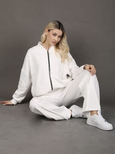 белая спортивка: Спортивный костюм Размеры: S/M Цена: 900 сом Женская одежда от — 6