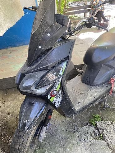 Скутер/мопед городского типа, черный цвет, с агрессивной передней