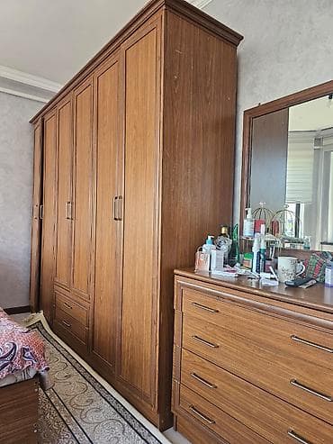 Спальные гарнитуры: Спальный гарнитур в классическом стиле, отделка под тёплое дерево — 2