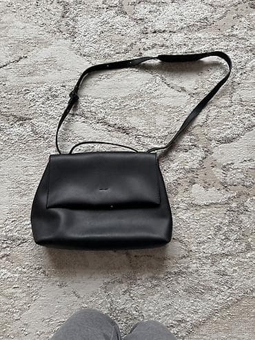 Сумка через плечо из чёрной гладкой эко‑кожи с минималистичным