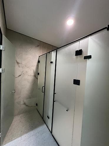 перепе: Перегородки и кабины для душевых из закалённого стекла УСТАНОВКА — 4