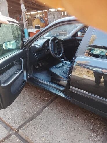 Легковой автомобиль седан, черный цвет, Основные характеристики по