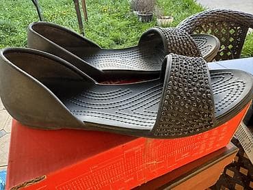 Личные вещи: Женская обувь – четыре пары 500 сом за все 1) Пляжные сабо/сланцы — 1