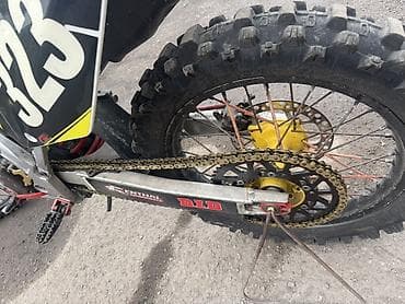 Кроссовый мотоцикл Suzuki (декали командного стиля, номер 323) - — 2