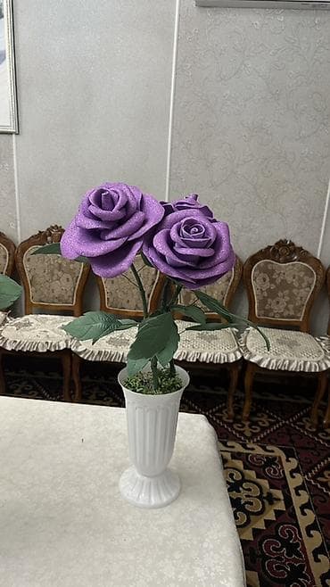 роза в колбе цена: Декоративная композиция с розами в вазе - Эффектные крупные розы — 3