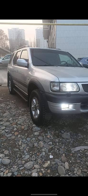 Внедорожник 5‑дверный, серебристый цвет кузова. Просторный салон