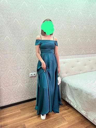 изумруд платье: Вечернее платье в пол из атласной ткани насыщенного изумрудно‑синего — 1