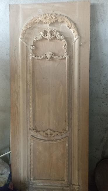 декор текстура: Резная деревянная филенчатая дверь/дверное полотно в классическом — 1