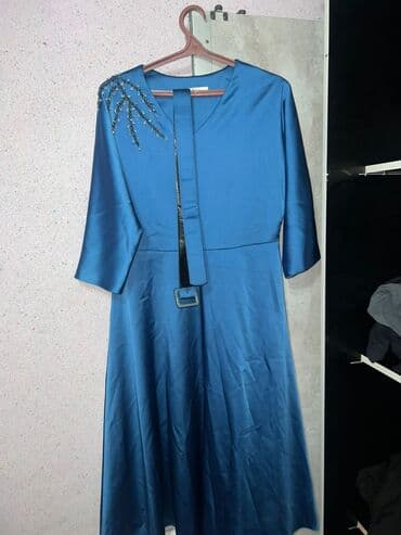 вечерние платья с коротким рукавом: Элегантное женское платье миди из атласной ткани глубокого синего — 3