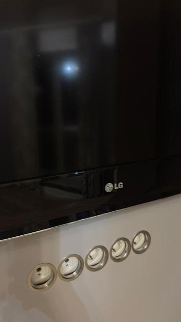 Интерактивные панели: Телевизор LG с настенным креплением и декоративной панелью. - — 1