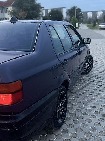 Volkswagen Vento: 1996 г., 1.8 л, Механика, Газ, Седан — 4