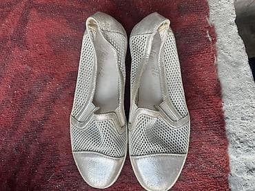 Бекерге берем: Белые кроссовки низкого профиля. 40 размер - Материал верха — 5