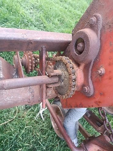 пш метр: Культиватор- семи рядный с банками для удобрения. В данный момент — 8