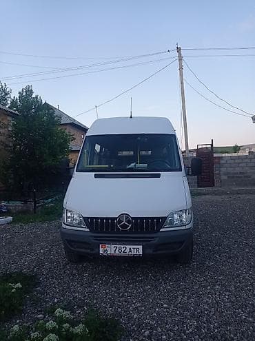 бус сапок бортовой: Mercedes-Benz Sprinter — пассажирский микроавтобус белого цвета — 1