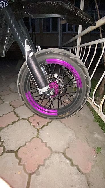 мотоци: Мотоцикл в стиле супермотард с яркими фиолетовыми элементами - — 2