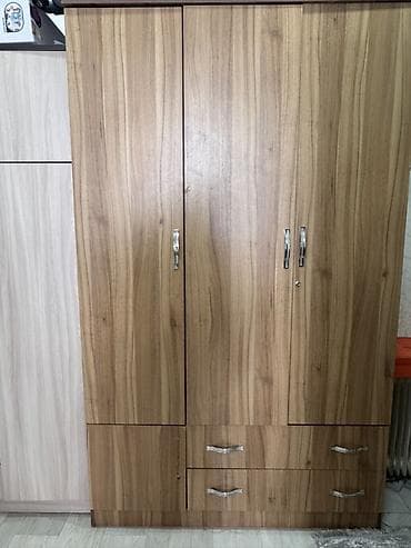 шкаф угловой для одежды и белья: Трёхстворчатый платяной шкаф с отделениями для одежды и белья — 3