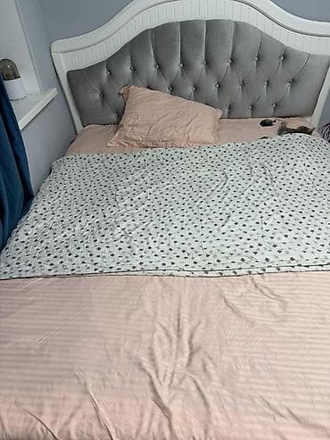 Двуспальные кровати: Двуспальная кровать, Б/у, С мягким изголовьем, длина - 200 см — 1