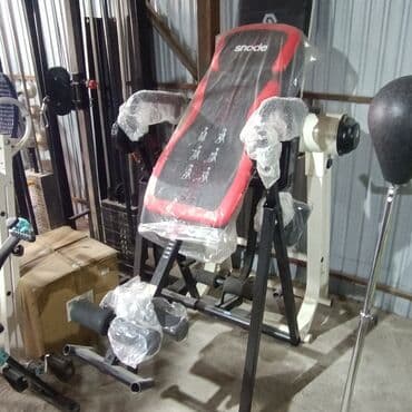 Инверсионный стол "Shode" с красно-черной обивкой предназначен для at lalafo.kg Инверсионный стол "Shode" с красно-черной обивкой предназначен для