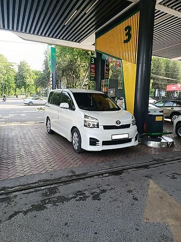 Toyota Voxy: 2010 г., 2 л, Автомат, Бензин, Минивэн