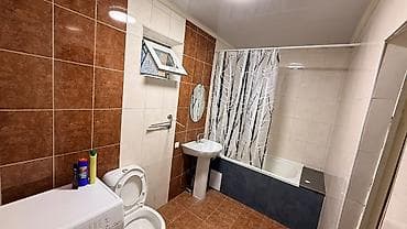 Үйлөр: 🏡 **Продается кирпичный Дом Район: ж/м Ак-Орго, Бишкек 🛏️ 4 комнаты — 4