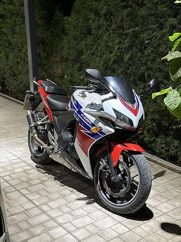 Honda CBR500r в фирменной раскраске HRC (белый/красный/синий). Год — 1