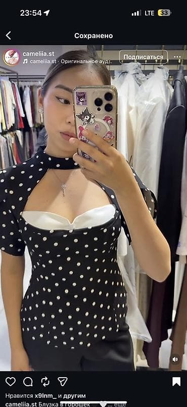 блузка с баской: Элегантная женская блузка в горошек с короткими рукавами. Модель имеет — 1