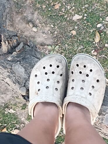 Женская обувь: Классические сабо типа Crocs, светло-серого/бежевого цвета. - — 2