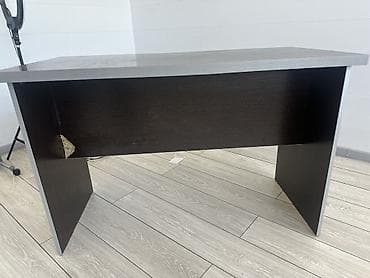 письменные стол: Письменный/рабочий стол из ЛДСП, цвет темный венге с серой кромкой. - — 3