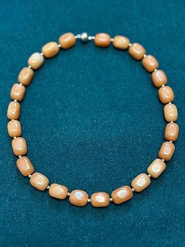 Колье из гладких бусин тёплого карамельного оттенка. Межбусинные