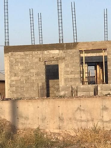 Строительные блоки из серого материала, поставляемые на паллетах