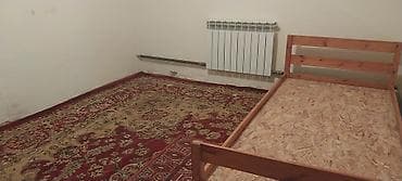 аренда гостинки: Сдаётся комната в частном доме. - Просторная комната с окном, На полу — 2