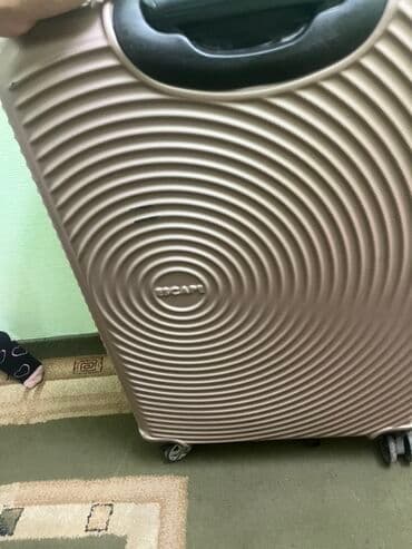 национальные платье на прокат: Чемодан "Escape" бежевого цвета с рельефным спиральным узором на одной — 1