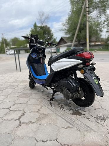 мини мопеды: Скутер бензиновый, с вариатором, ярко‑синего цвета с белыми боковыми — 4