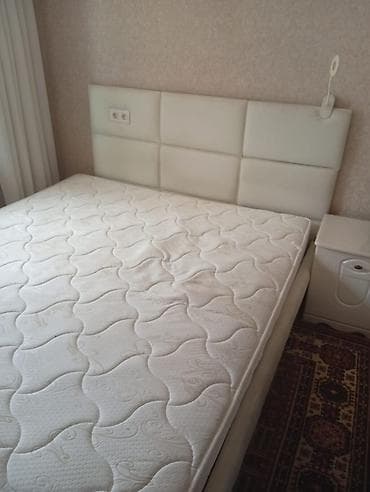 Кровати: Двуспальная кровать, Б/у, С матрасом, длина - 200 см — 1