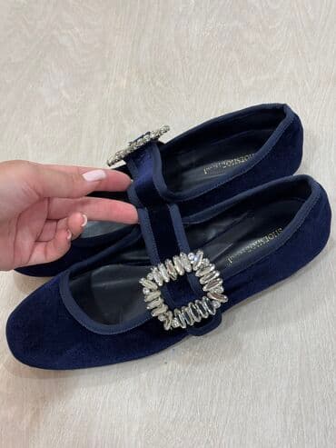 женские брендовые туфли недорого: Продается женская обувь. По 1000 сом . Шлепки 2000 сом (новые) размер — 3