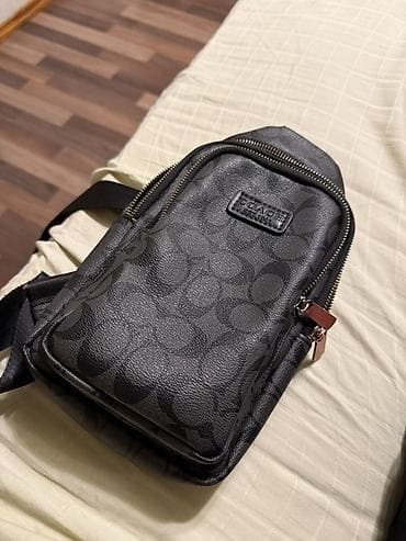 туп: Сумка‑слинг COACH с фирменным монограммным принтом Signature в — 2