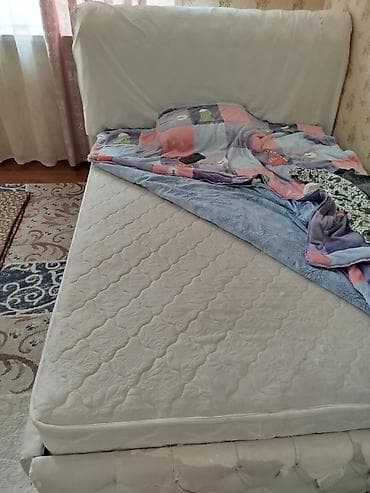 Кровати: Двуспальная кровать с мягким высоким изголовьем и матрасом — 3