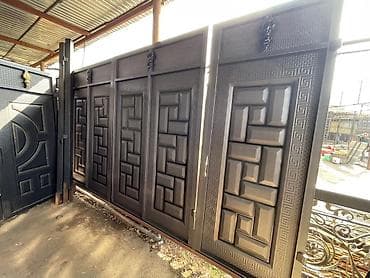 Металлические ворота с художественной ковкой и панельным рельефом -
