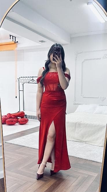 Вечернее платье в пол, ярко‑красное. - Крой: приталенный силуэт с — 1