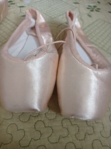 купальник для художественной гимнастики черный: Пуанты 
производство;россия "Grishko"
размер:в наличии все размеры — 2