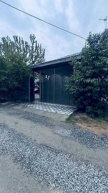 с озерное: Просторный дом с закрытым двором и хозяйственными постройками. - — 7