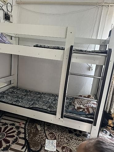 Кровати: Двухъярусная кровать из ЛДСП в белом цвете с темными кантами. - — 1