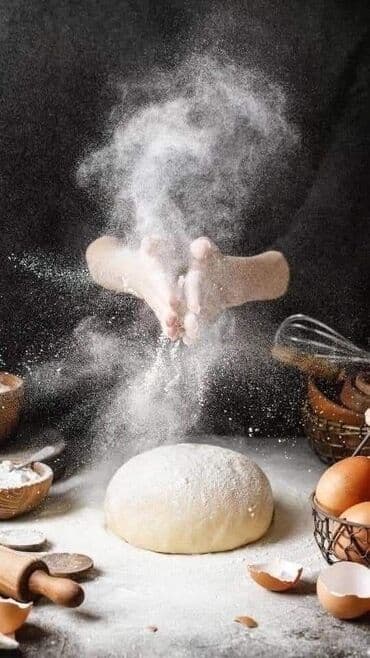 продаю яйцо: Сосиски в тесте, свежая выпечка из пекарни. - Румяная, глянцевая — 2