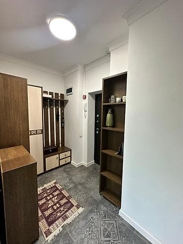 Комплект мебели для прихожей в коричневых и бежевых тонах. Включает в